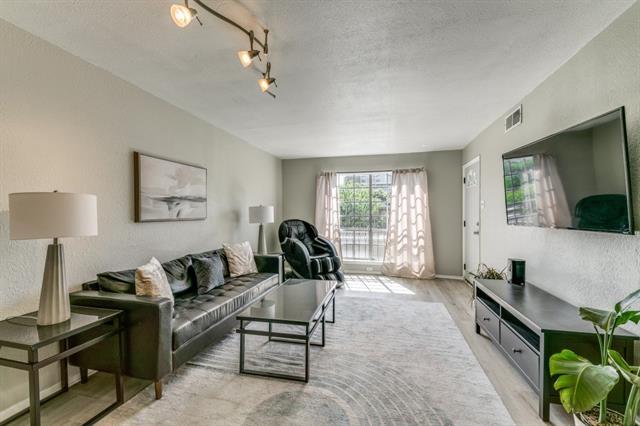 Foto del edificio - 5303 Fleetwood Oaks Ave