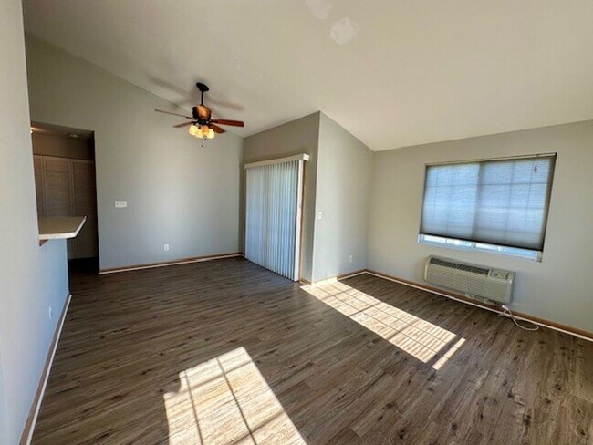 Foto del edificio - VERY NICE AND NEUTRAL, SECOND FLOOR CONDO, 2BEDROOMS & 2 FULL BATHS. ONE CAR GARAGE