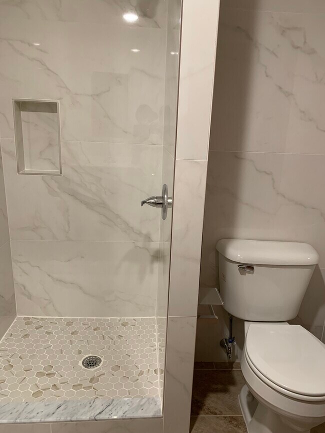 Baño con ducha y WC - 1003 Wood St