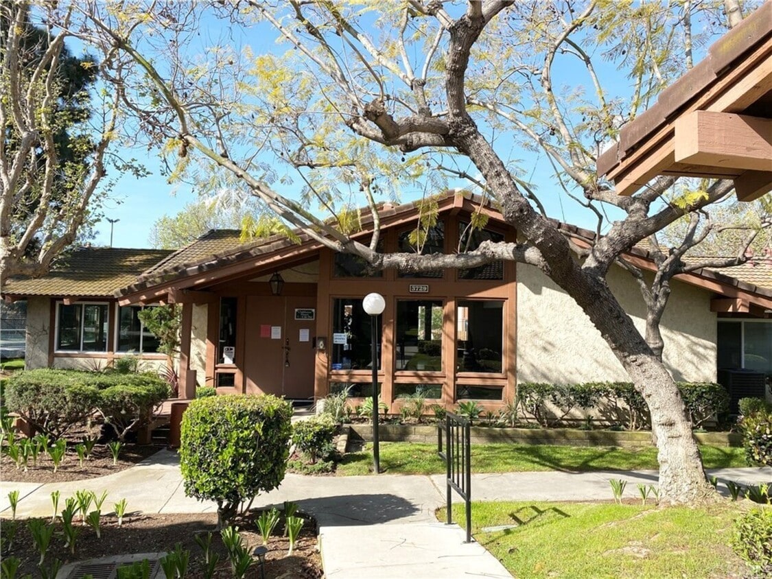 Building Photo - 3713-1 Country Club Dr
