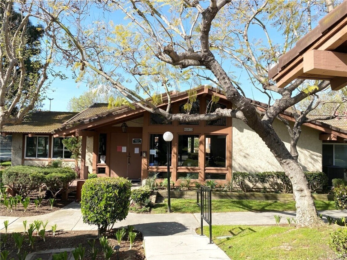 Foto del edificio - 3713-1 Country Club Dr