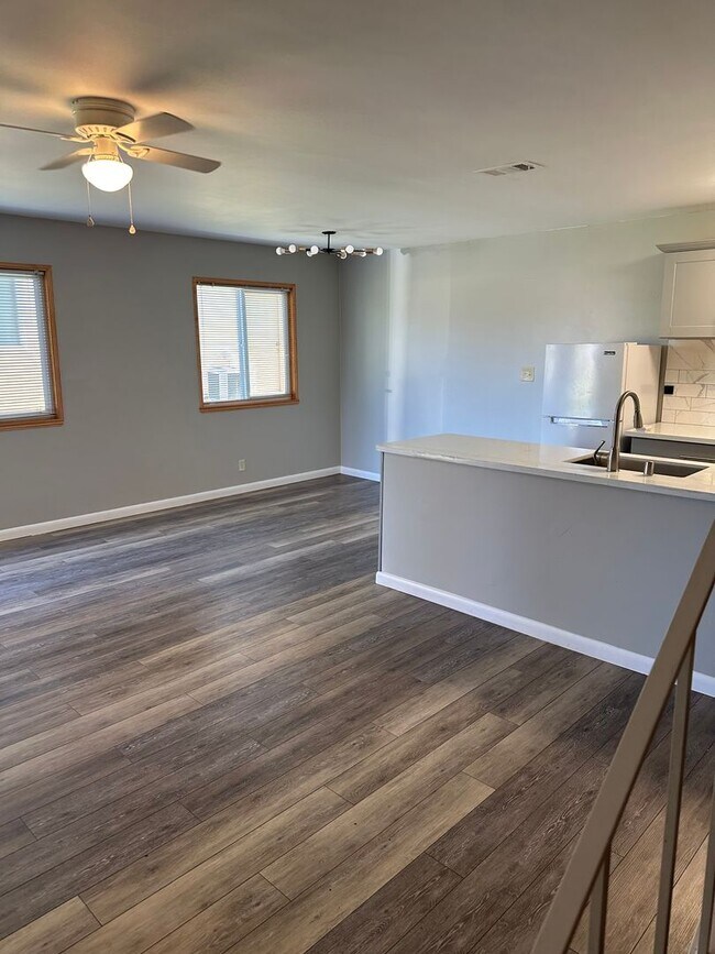 Foto del edificio - Townhome for Rent! Close to American River...