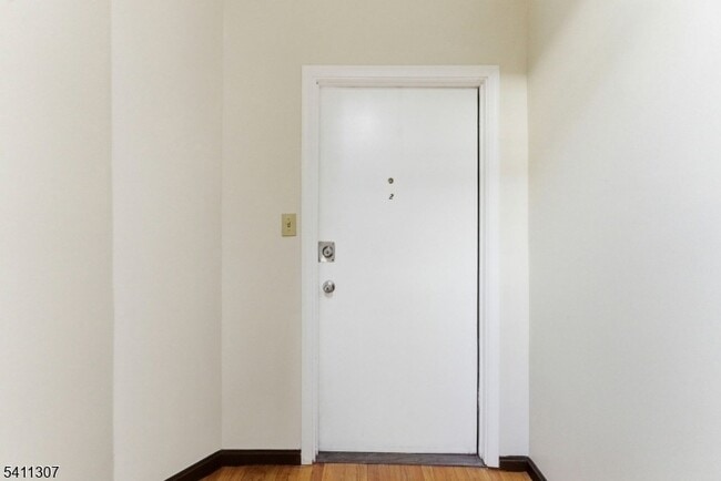 Building Photo - 467-469 Summer Avenue Unit 2