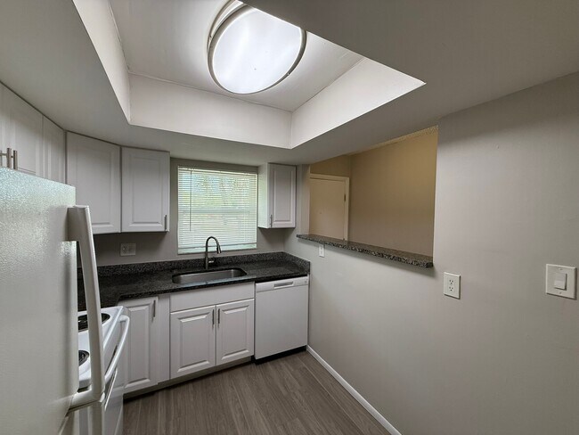 Foto del edificio - 2 Bed/1 Bath - Unit C3