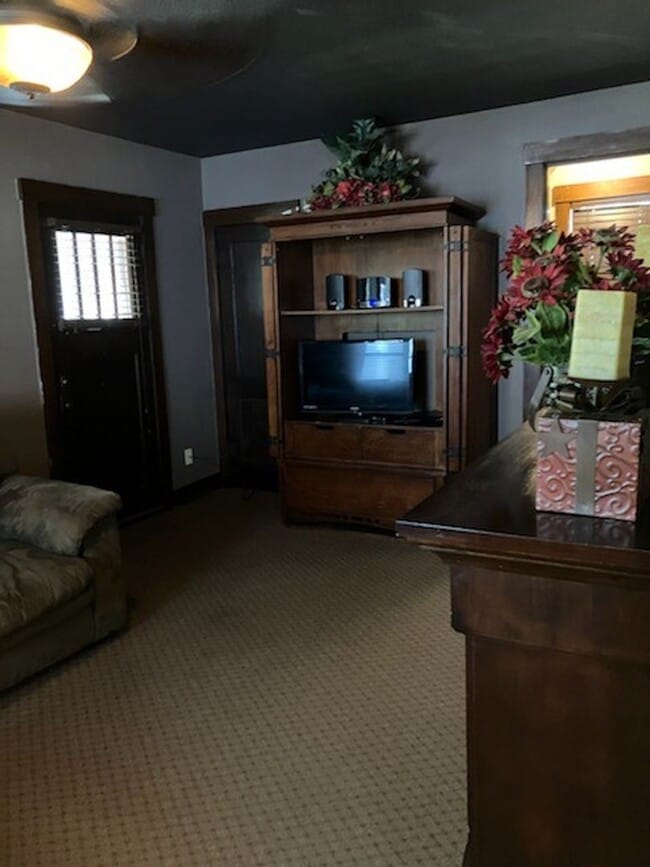 1256 SW Fillmore St Unit Garden House Upstairs, Topeka, KS 66604