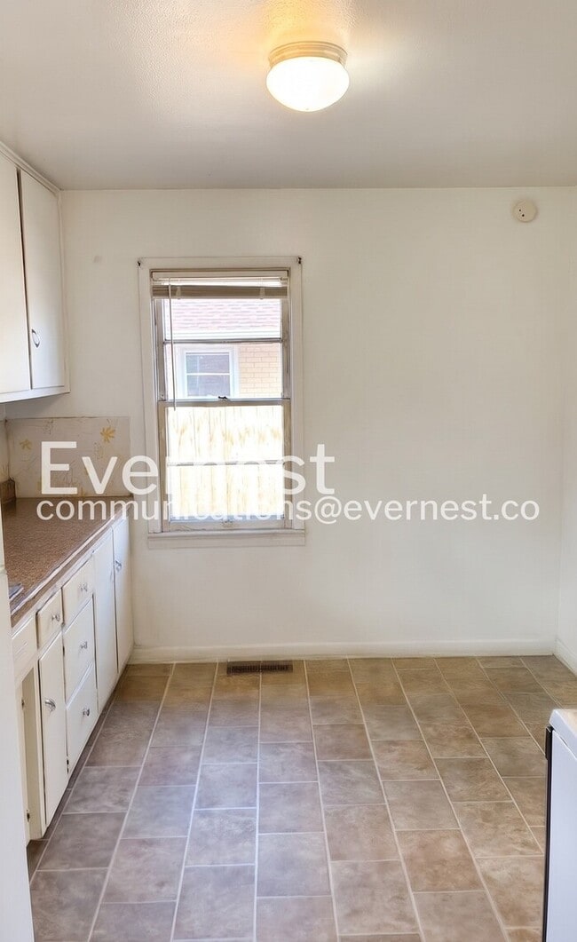 Building Photo - 231 N Roosevelt Ave