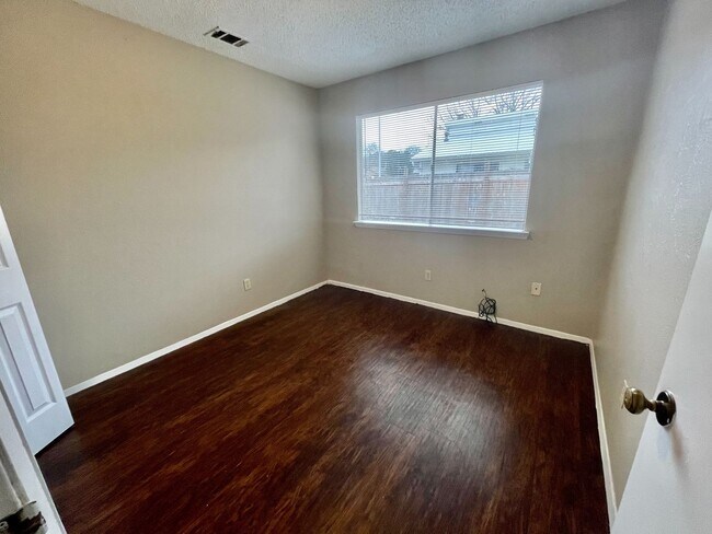 Foto del edificio - 302 W. William Cannon Drive