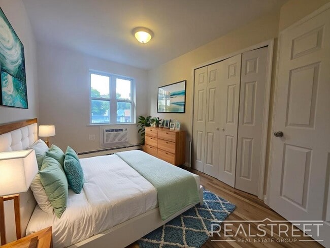 Building Photo - Spacious 2-3 Bed, 2 Bath Apartment with In...