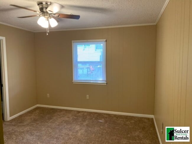 Building Photo - Newly Remodeled - Efficient One Bedroom