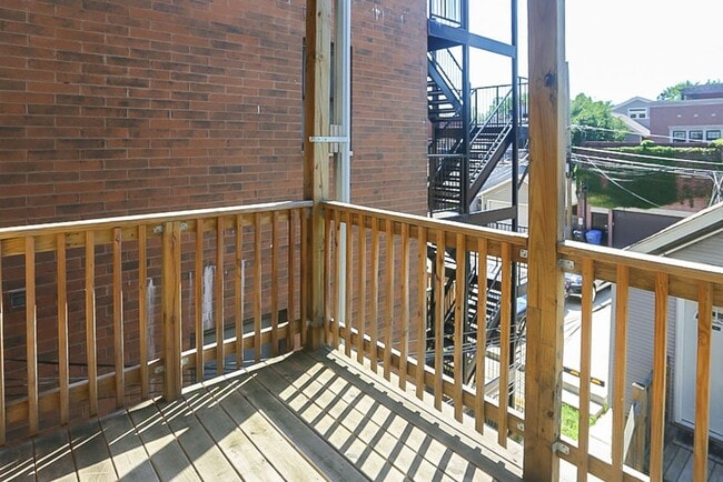Foto del edificio - 2326 N Southport Ave