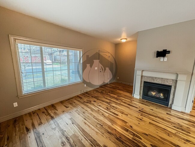 Building Photo - Beautiful Home Next Creekside Golf Club