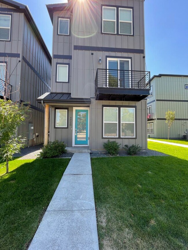 Building Photo - Comfort and Convenience Await: Spacious 3-...