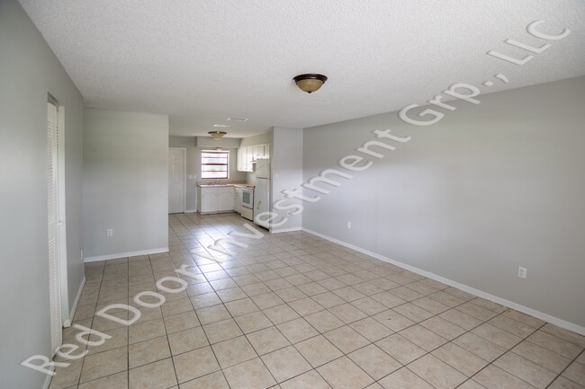 Foto del edificio - Spacious 3/1 Duplex with Laundry Room