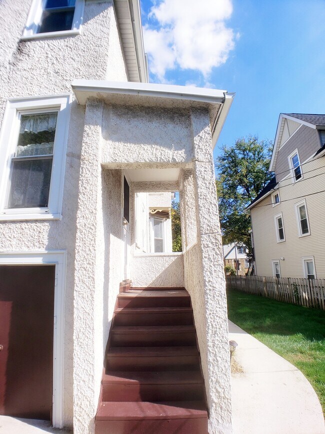 Building Photo - 443 Beloit Ave