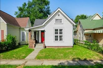 Building Photo - 906 Villa Ave