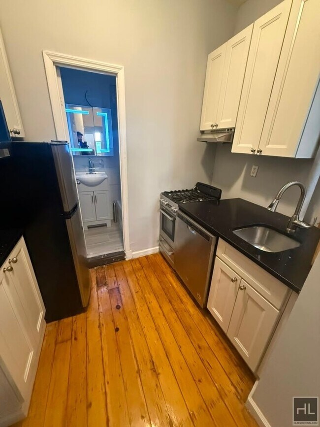 Foto del edificio - Classic East Village One-Bedroom with Exposed Brick & High Ceilings