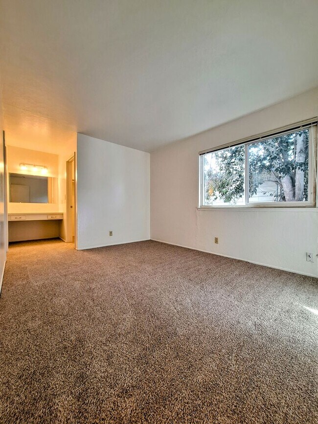 Foto del edificio - Refurbished 3bd Townhouse Style Apartment