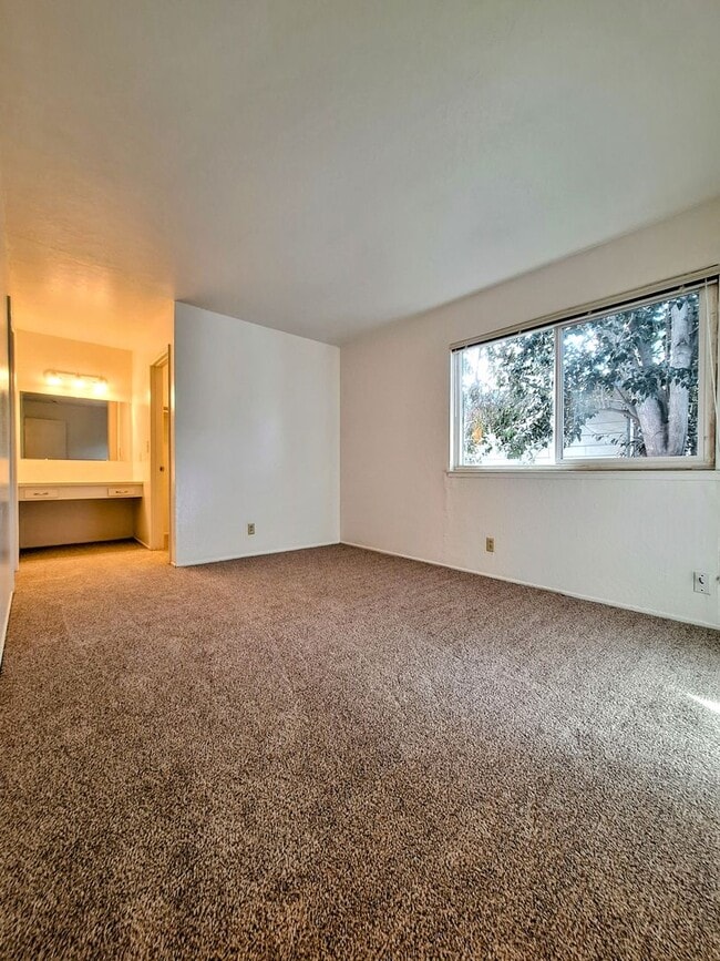 Building Photo - Refurbished 3bd Townhouse Style Apartment