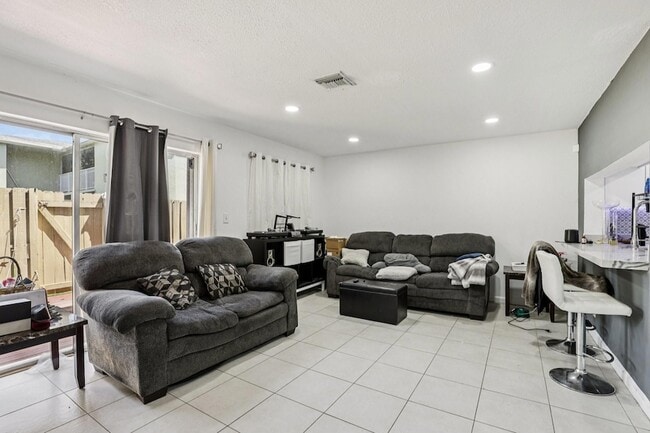 Foto del edificio - 5843 Woodlands Blvd