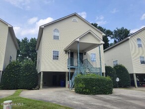 Building Photo - 2009 River Dr