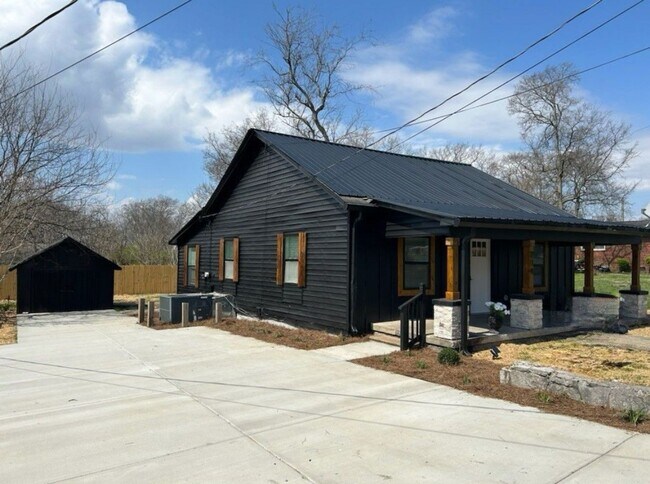 Building Photo - Newly Renovated Home