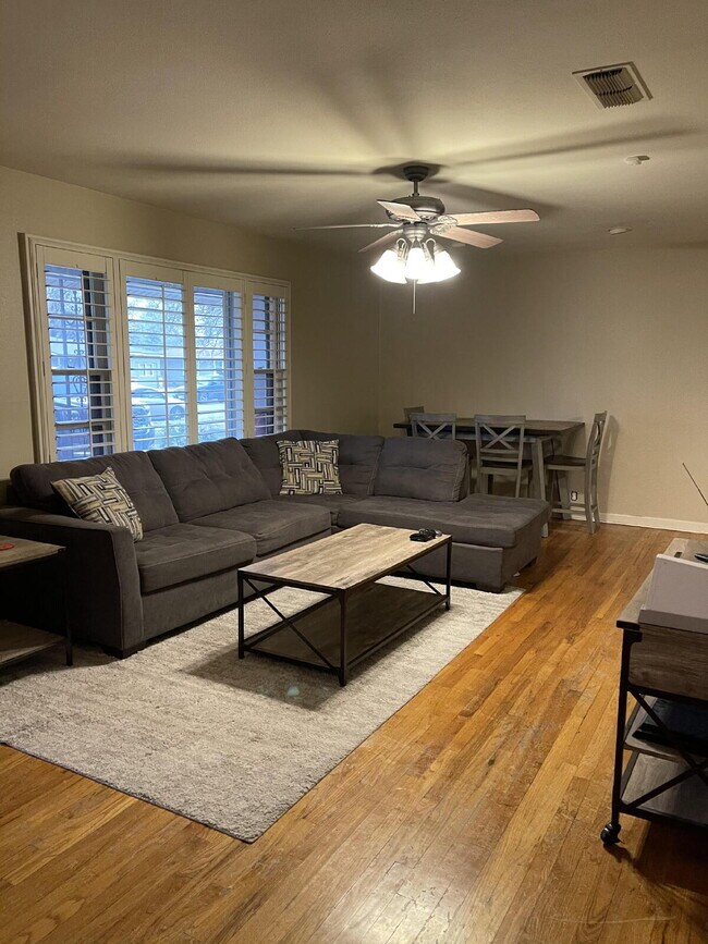 Building Photo - Your Oasis Awaits! Charming 3 Bed, 2 Bath ...