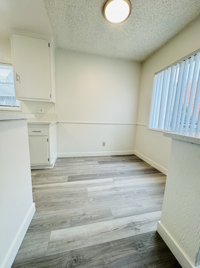 Unit #6 Dining Area - 1049 N Mariposa Ave