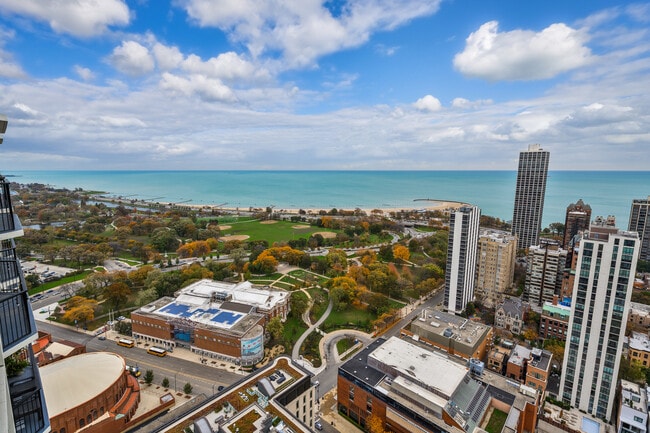 Foto del edificio - 1560 N Sandburg Terrace