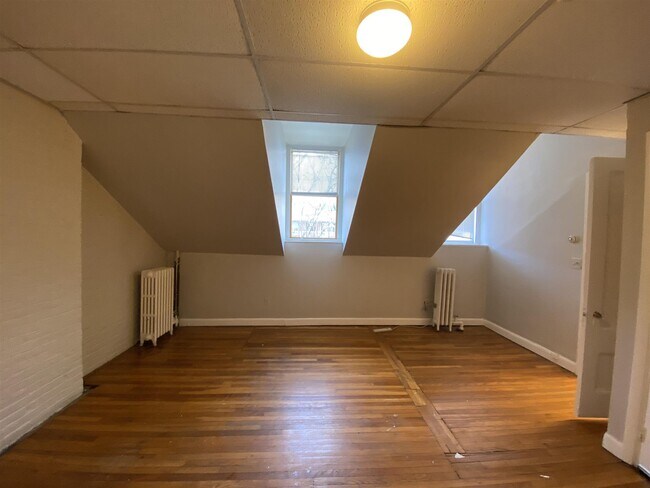 Building Photo - 120 Charles St