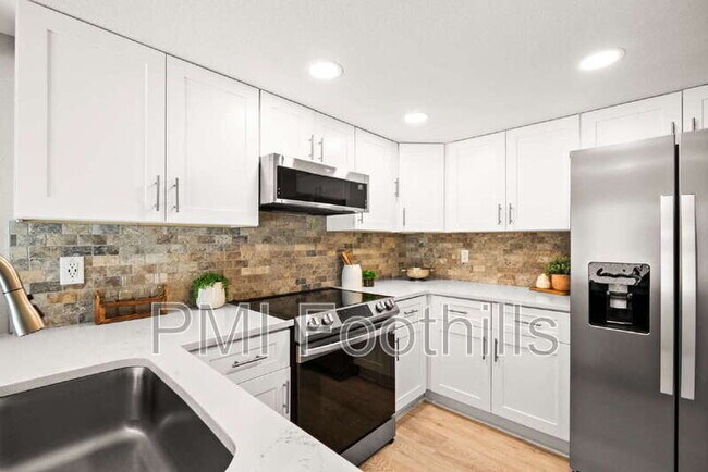 Building Photo - 206 S Holman Way