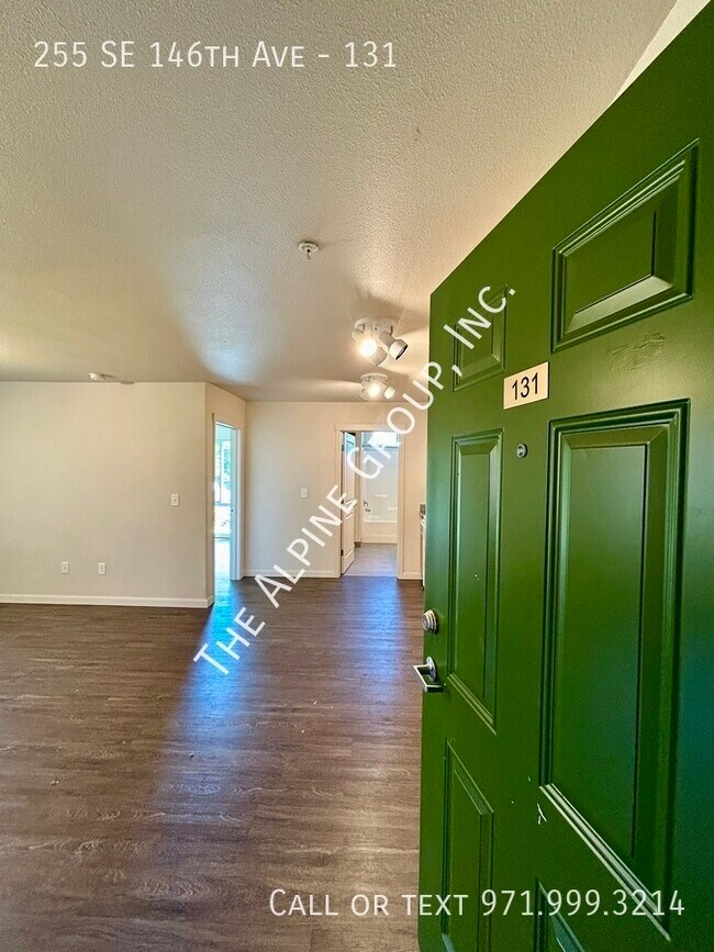 Building Photo - Top Floor 2 Bedroom!