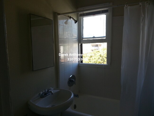 Building Photo - 425 S Grand View St