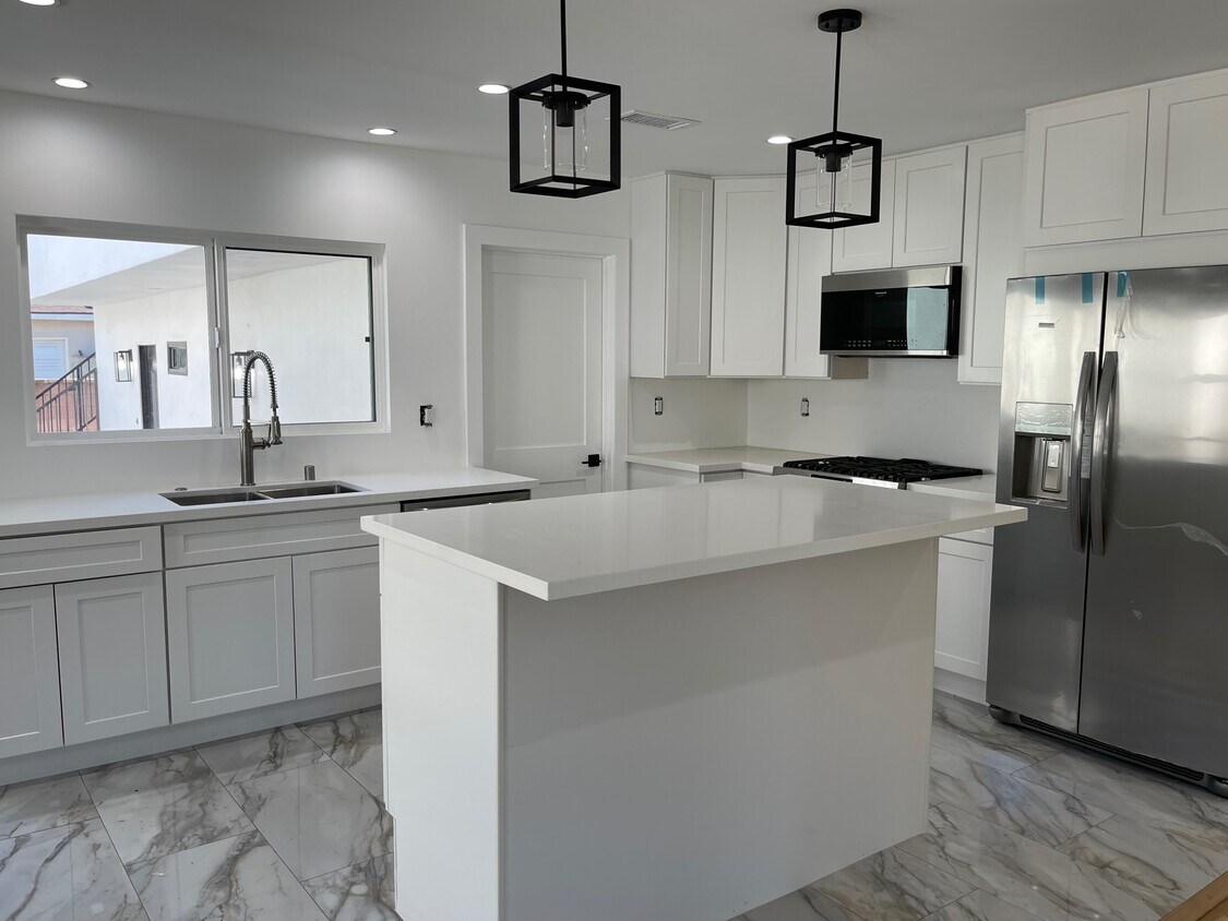Foto principal - 2806 S Barrington Ave