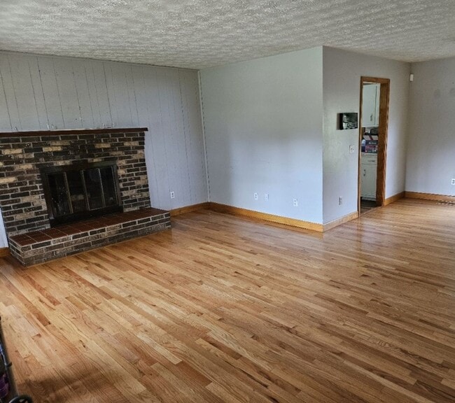 Building Photo - Cumberland Gap / Harrogate 37724 - Horse Friendly, 4 bedroom, 2 bath home with stable - Contact B...