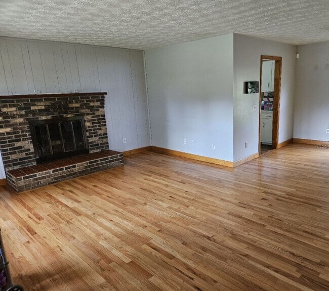 Foto del edificio - Cumberland Gap / Harrogate 37724 - Horse Friendly, 4 bedroom, 2 bath home with stable - Contact B...