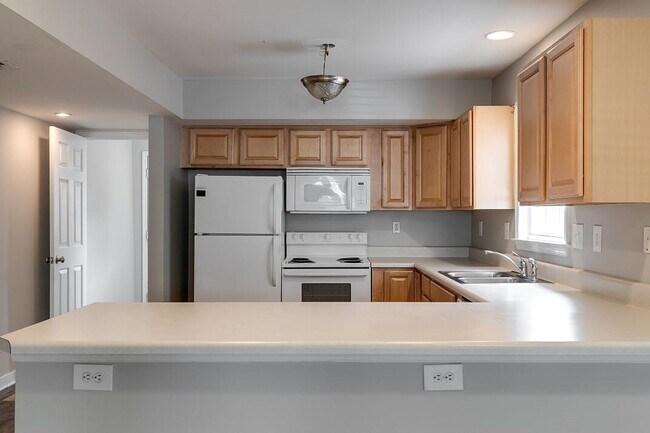Foto del edificio - 3 Bedroom Row Home Available in July!