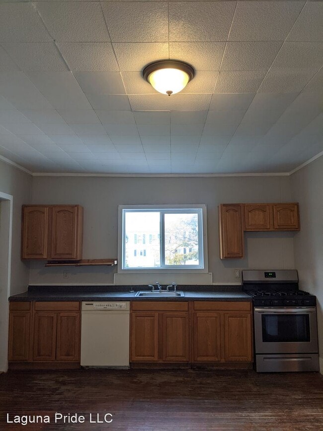 Building Photo - 4 br, 1.5 bath House - 150 E 3rd ST