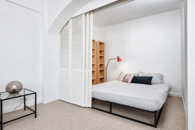 Building Photo - Spacious Junior 1 Bedroom in The Hamilton