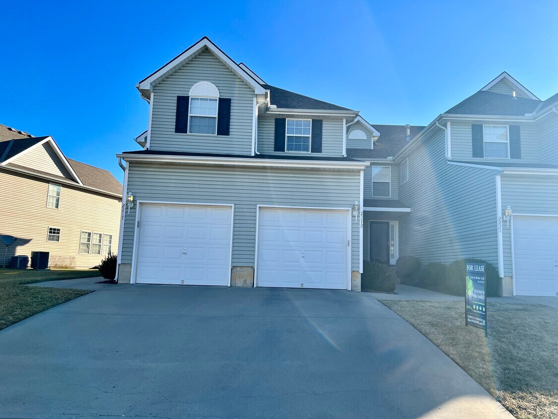 2219 SW Rambling Vine Rd, Lees Summit, MO 64082 Townhome Rentals in