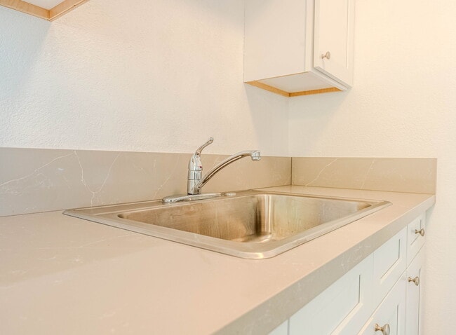 Nuevo espacio para fregadero y encimera - 4030 38th St #7
