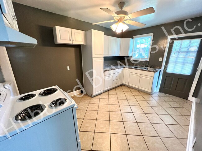 Building Photo - Fantastic Duplex Bungalow Close to Peak Br...