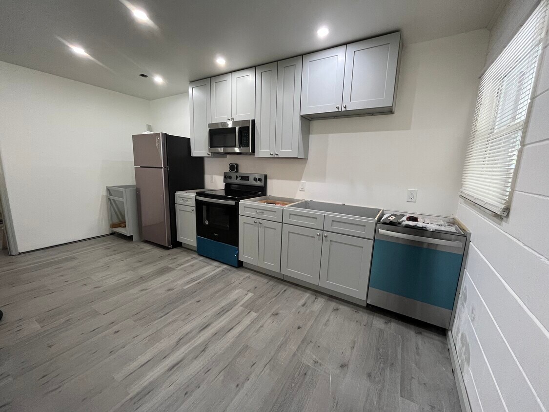 Kitchen - 618 NE 11th St