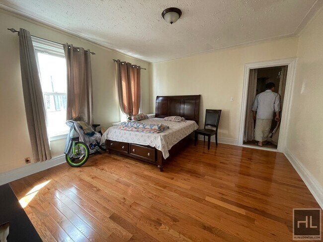 Building Photo - 504 E 46th St