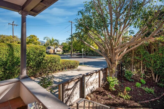 Building Photo - Gorgeously Restored Downtown Home!