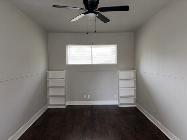 Building Photo - 6122 Glenhurst Dr