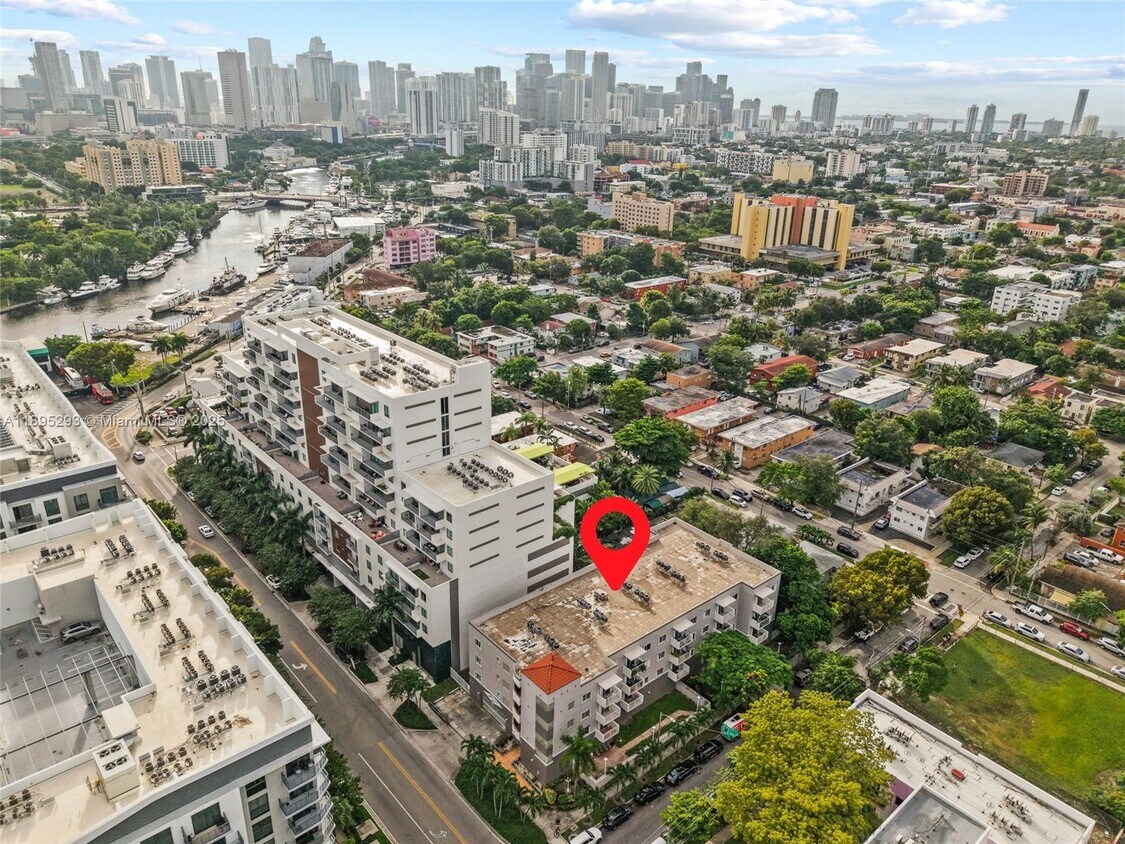 Foto principal - 1060 NW 7th St