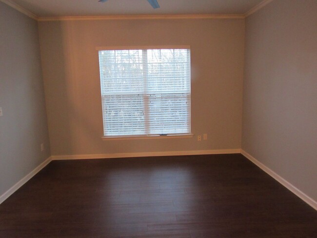 Building Photo - Beautiful Townhome near the University Area