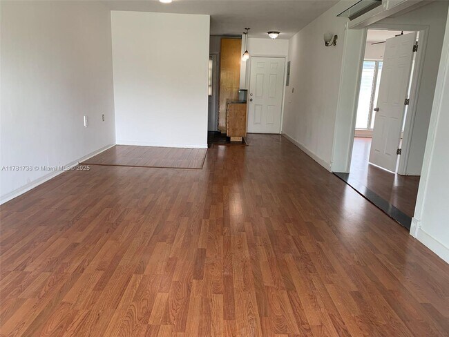 Foto del edificio - 1600 NE 114th St