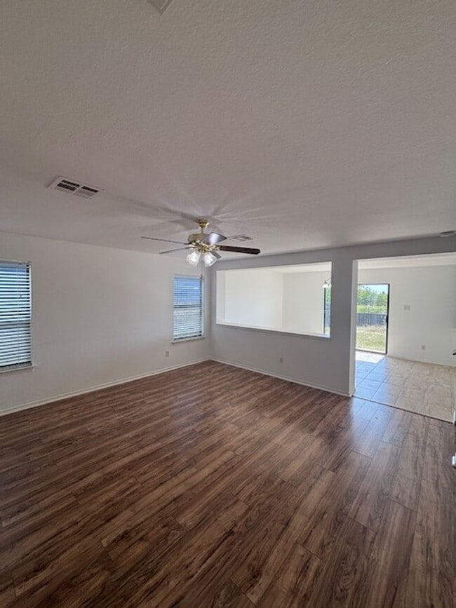 Foto del edificio - Move-In Ready 4-Bedroom Home with New Floo...