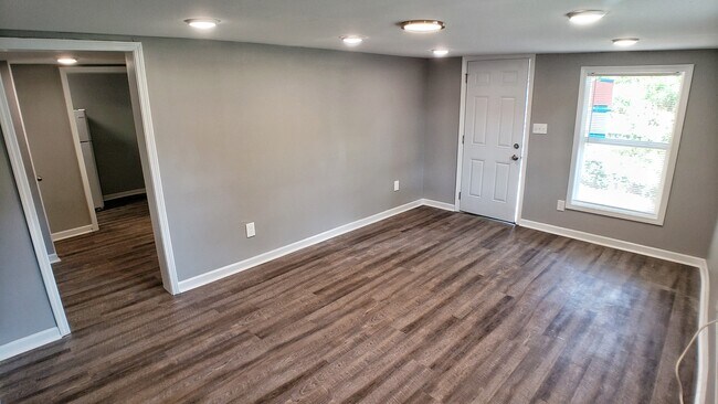 Building Photo - 735 Martin St